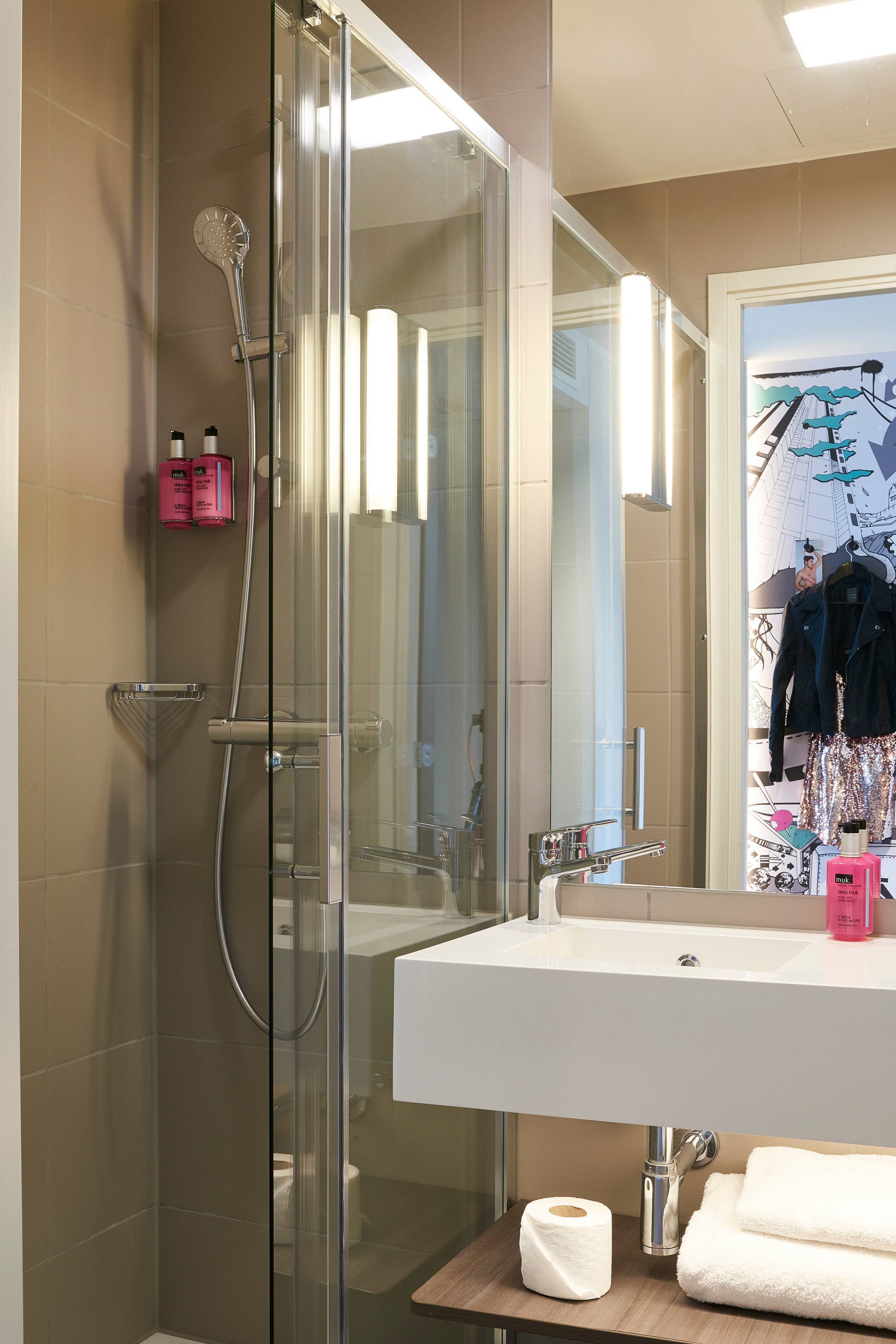 Moxy Edinburgh Airport ,  EH28 8AP near  Edinburgh Airport View Point 2