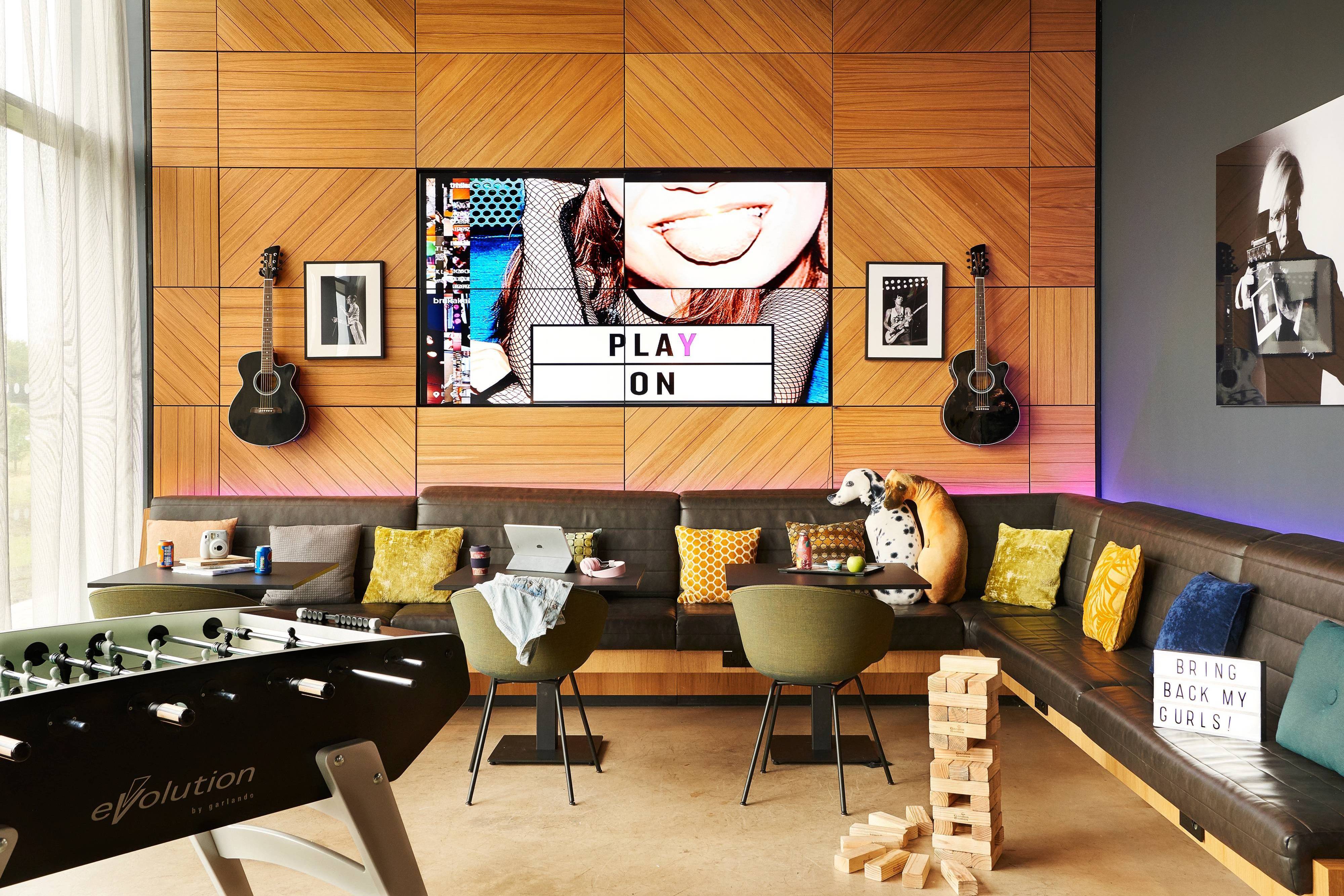 Moxy Edinburgh Airport ,  EH28 8AP near  Edinburgh Airport View Point 16