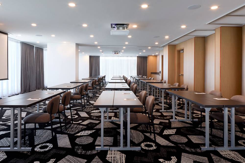 Courtyard By Marriott Laval 7