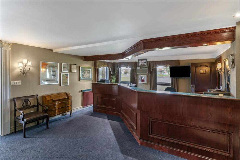 Econo Lodge 3