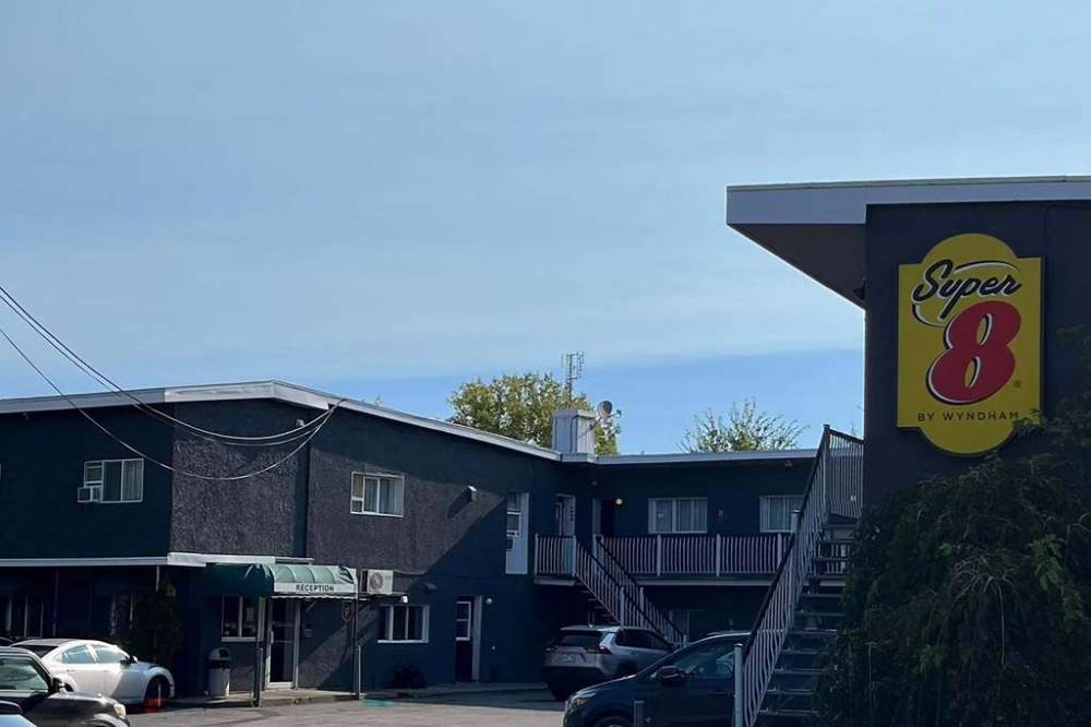 Super 8 By Wyndham Montreal